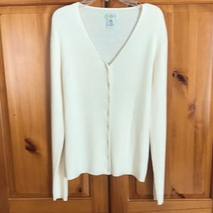 Classic cardigan in cream. Vintage Yarnworks, size L. Good spring wardrobe add.